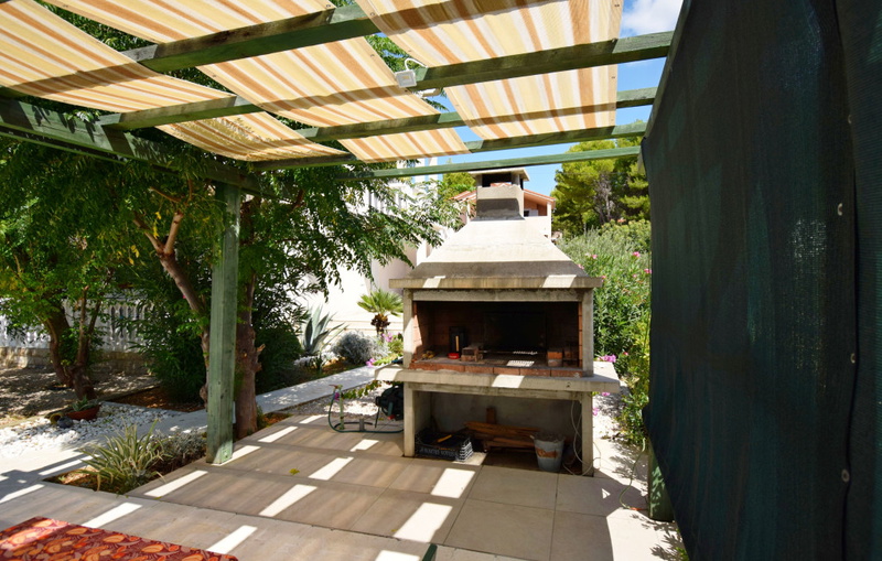 Apartman with pool - Saša