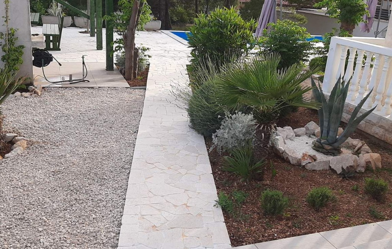 Apartman with pool - Saša