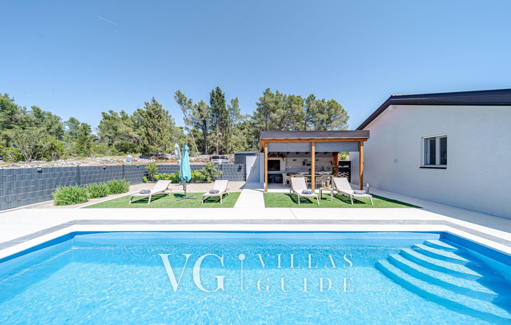 Villa Antea Garden and property exterior