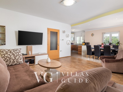 Villa Wally with outdoor pool Wohnzimmer