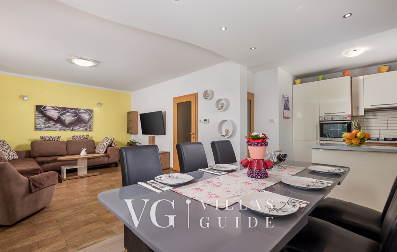 Villa Wally with outdoor pool Kuhinja