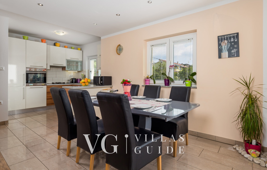 Villa Wally with outdoor pool Kuhinja