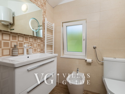 Villa Wally with outdoor pool Badezimmer