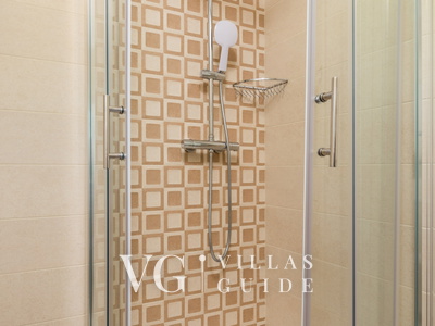 Villa Wally with outdoor pool Badezimmer