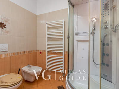 Villa Wally with outdoor pool Badezimmer