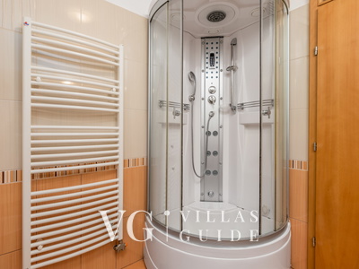 Villa Wally with outdoor pool Badezimmer