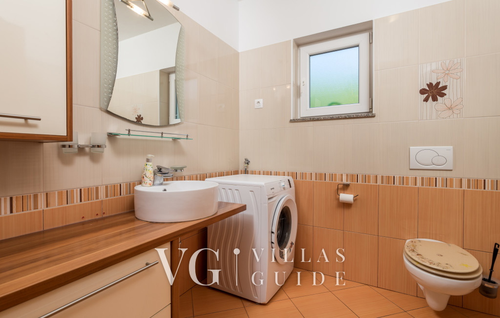 Villa Wally with outdoor pool Badezimmer