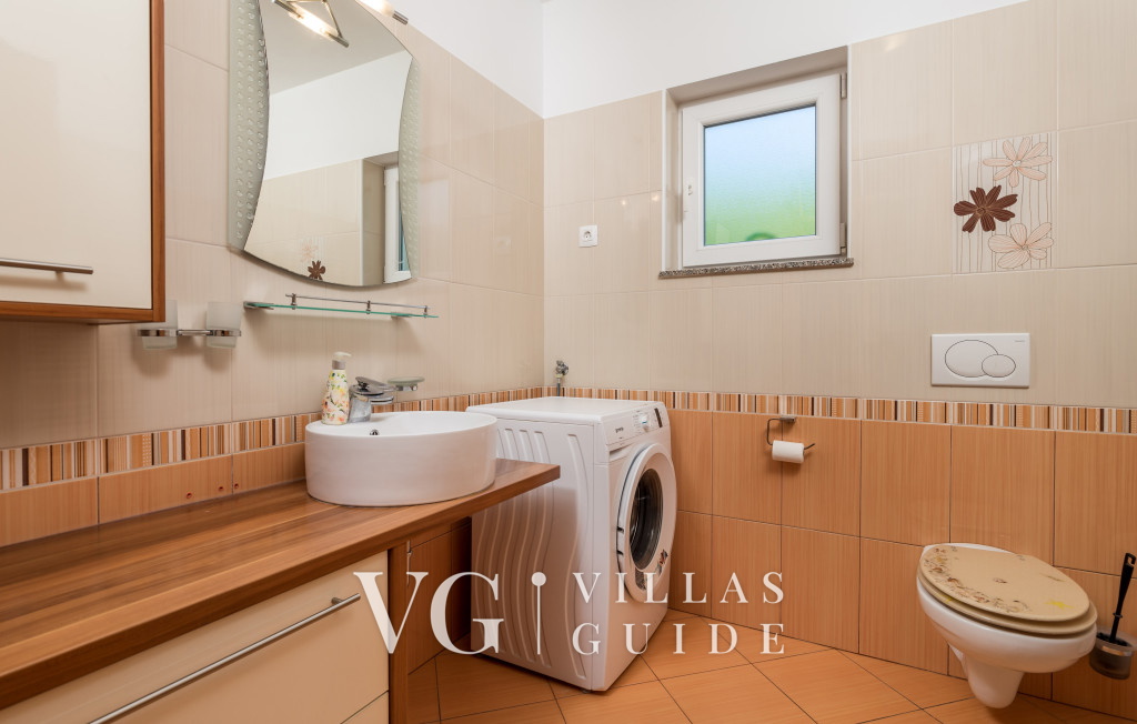 Villa Wally with outdoor pool Kupaonica