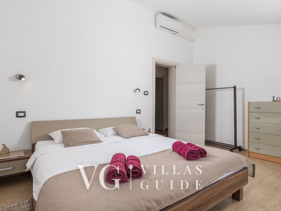 Villa Wally with outdoor pool Schlafzimmer