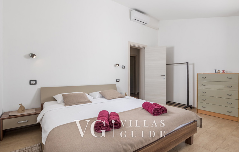 Villa Wally with outdoor pool Spavaća soba