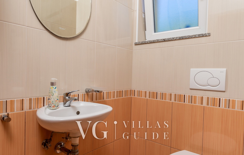 Villa Wally with outdoor pool Gästetoilette