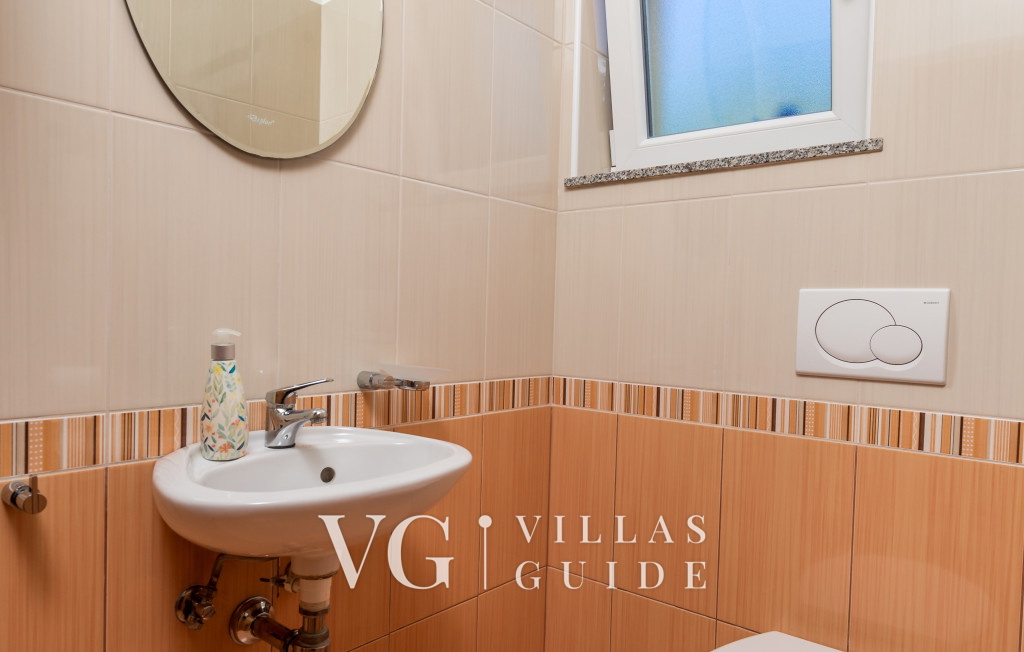 Villa Wally with outdoor pool WC za goste