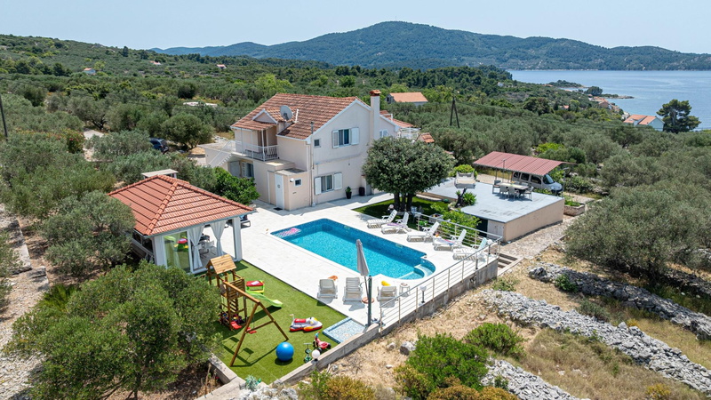 Holiday house with Private  Pool Maja