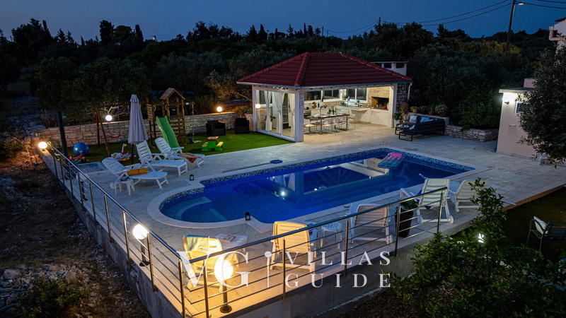 Holiday house with Private  Pool Maja Piscina