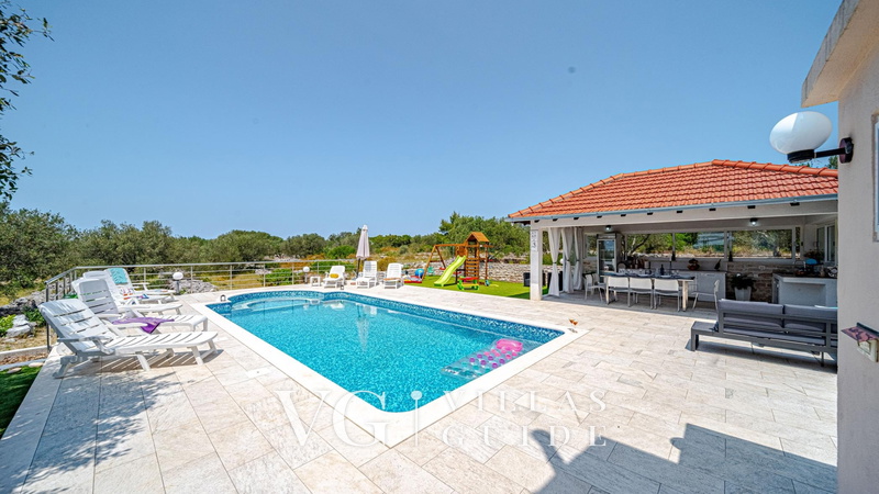 Holiday house with Private  Pool Maja Piscina