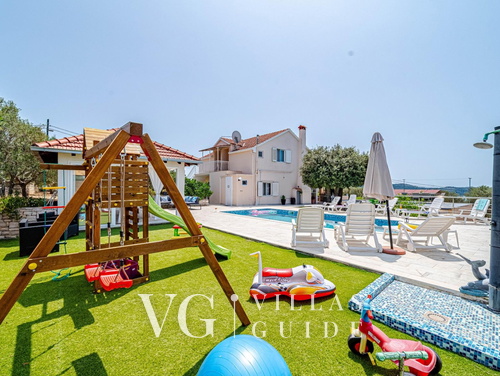 Holiday house with Private  Pool Maja