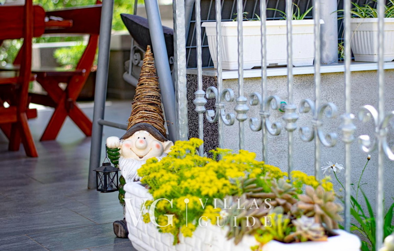 Holiday Home Roza Garden and property exterior