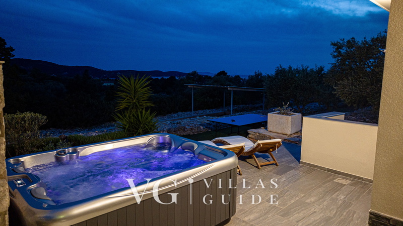 Holiday Home Roza with Whirlpool wellness