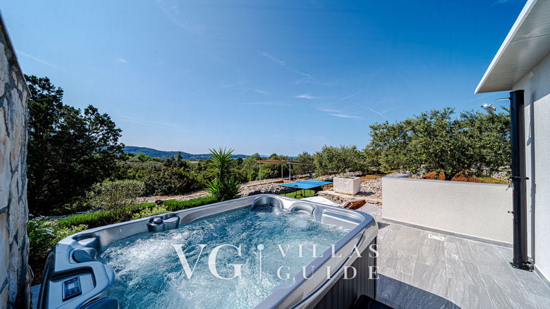 Holiday Home Roza with Whirlpool