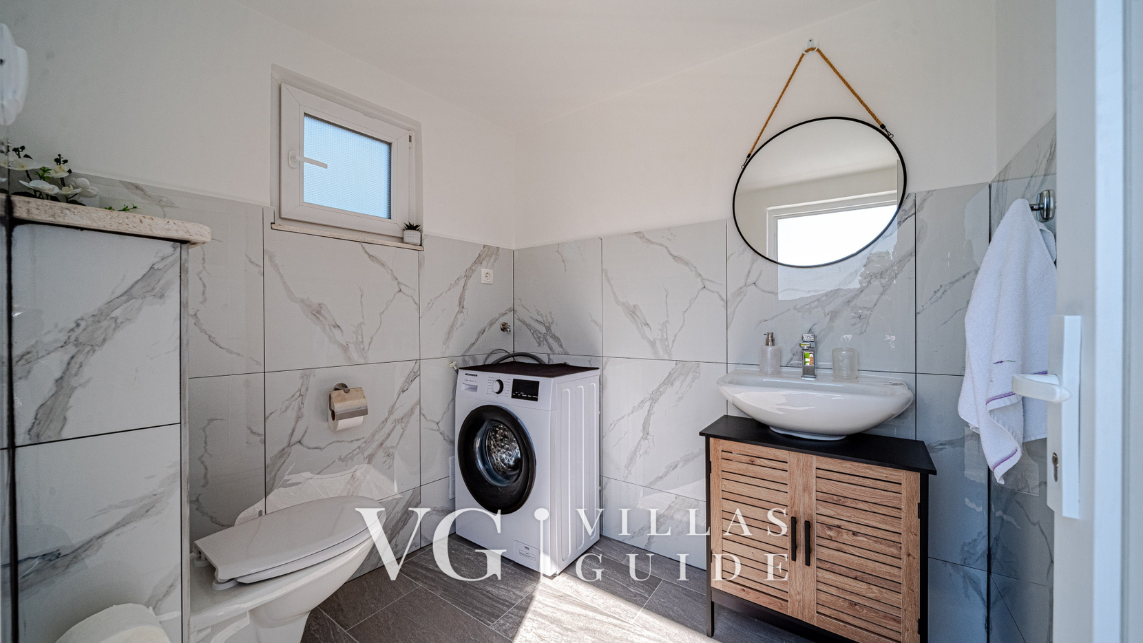 Holiday Home Roza with Whirlpool Guest toilet