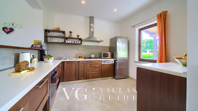 Villa Tara with a beautiful heated pool Kuhinja