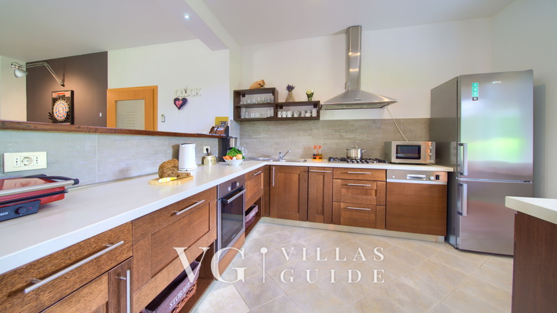 Villa Tara with a beautiful heated pool Kuhinja