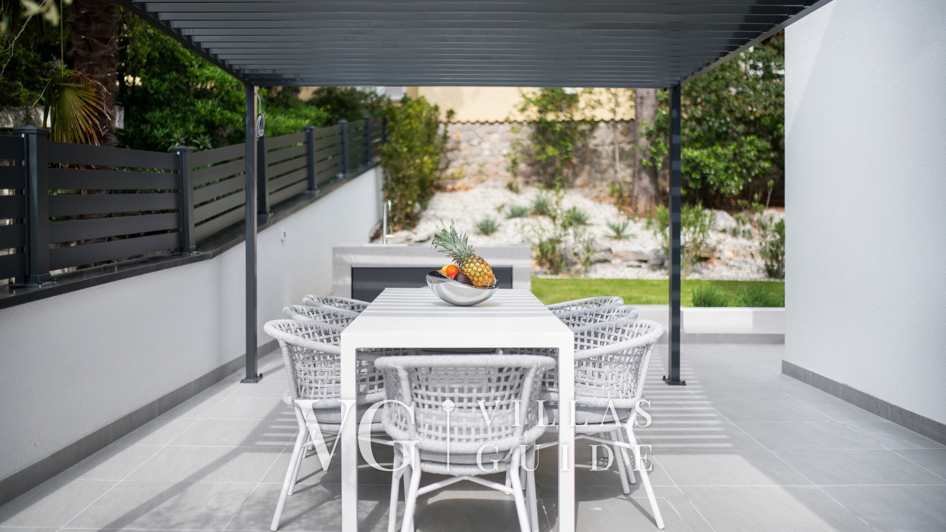 Luxury Holiday Villa with pool Garden and property exterior