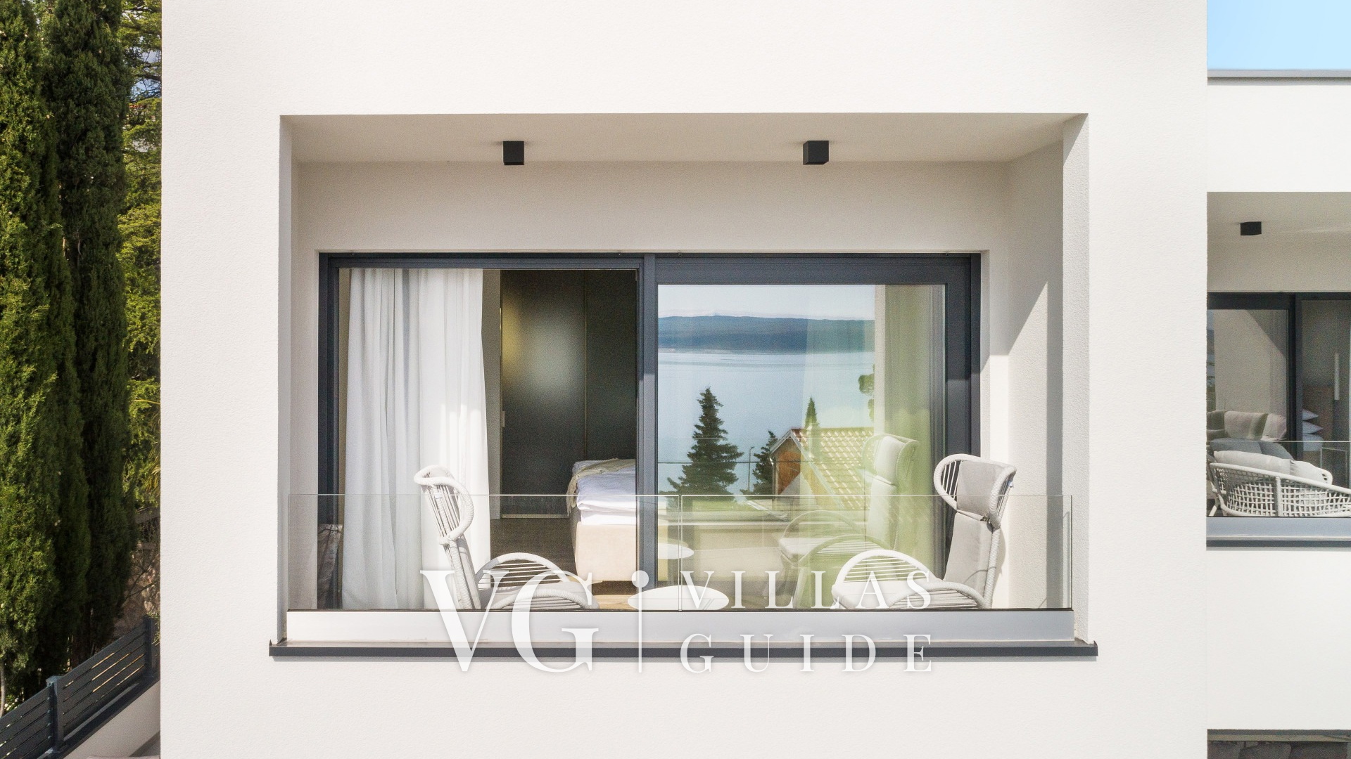 Luxury Holiday Villa with pool Garden and property exterior