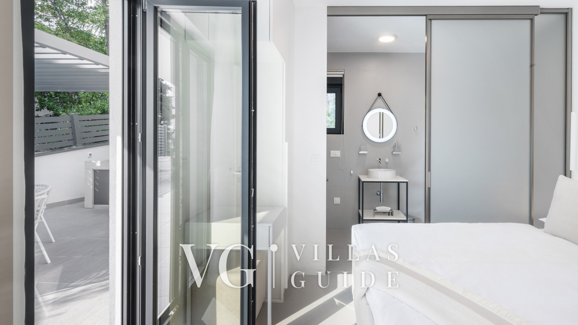 Luxury Holiday Villa with pool Bathroom