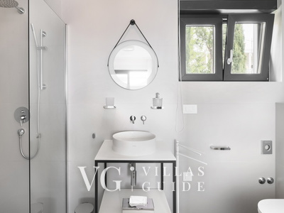 Luxury Holiday Villa with pool Bathroom