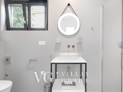 Luxury Holiday Villa with pool Bathroom