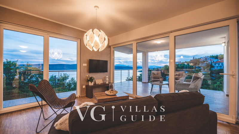 Luxury Villa Mihaela heated pool&beachfront&pet friendly Living room