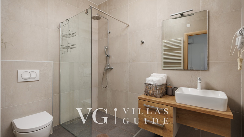 Luxury Villa Mihaela heated pool&beachfront&pet friendly Bathroom