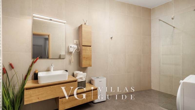 Luxury Villa Mihaela heated pool&beachfront&pet friendly Kupaonica