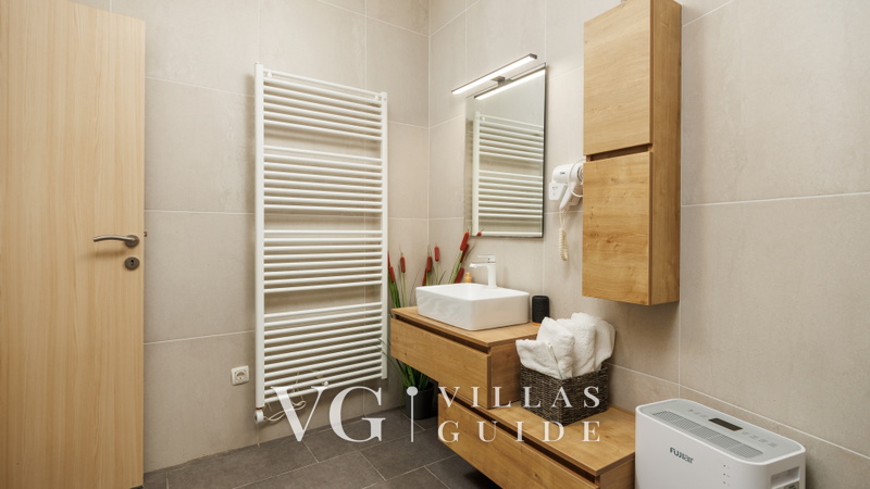 Luxury Villa Mihaela heated pool&beachfront&pet friendly Kupaonica