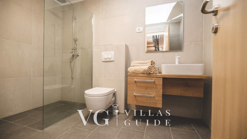 Luxury Villa Mihaela heated pool&beachfront&pet friendly Bathroom