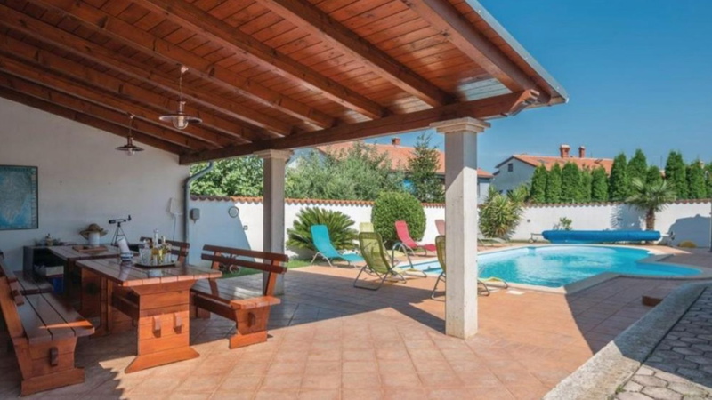 Apartment Biserka with shared pool