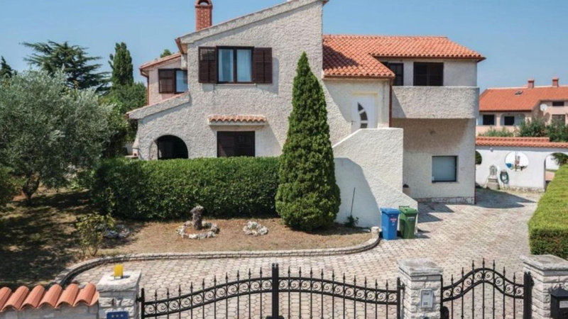 Apartment Biserka with shared pool