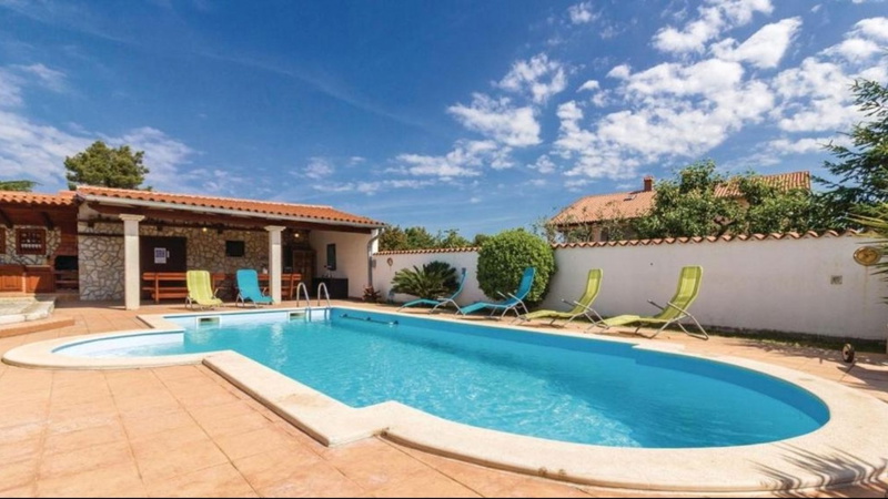 Apartment Biserka with shared pool