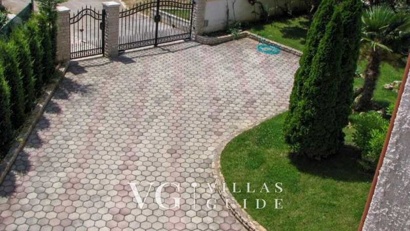 Apartment Biserka Garden and property exterior