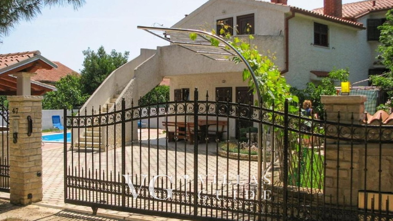 Apartment Biserka Garden and property exterior