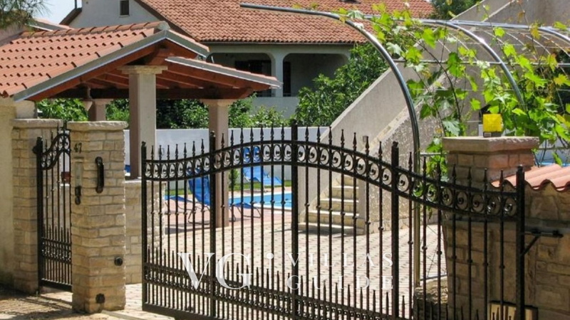 Apartment Biserka Garden and property exterior