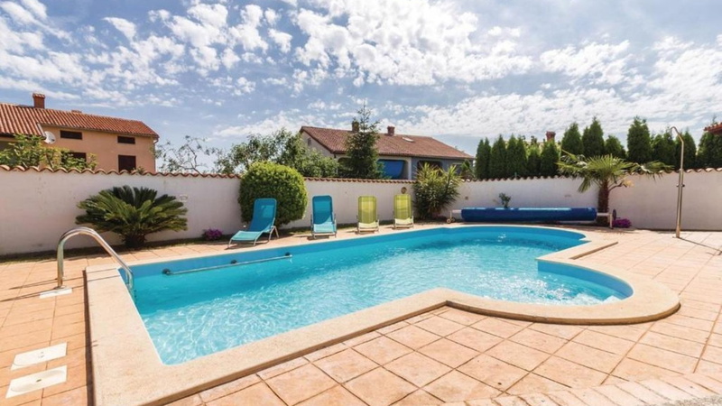 Apartment Biserka 2 with shared pool