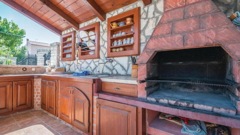 Apartment Biserka 2 with shared pool