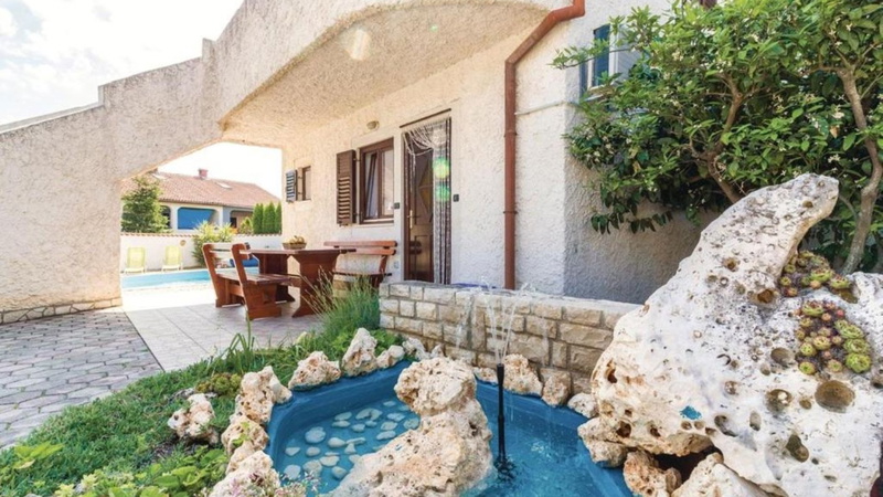 Apartment Biserka 2 with shared pool