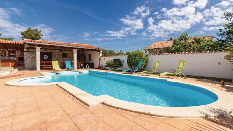 Apartment Biserka 2 with shared pool