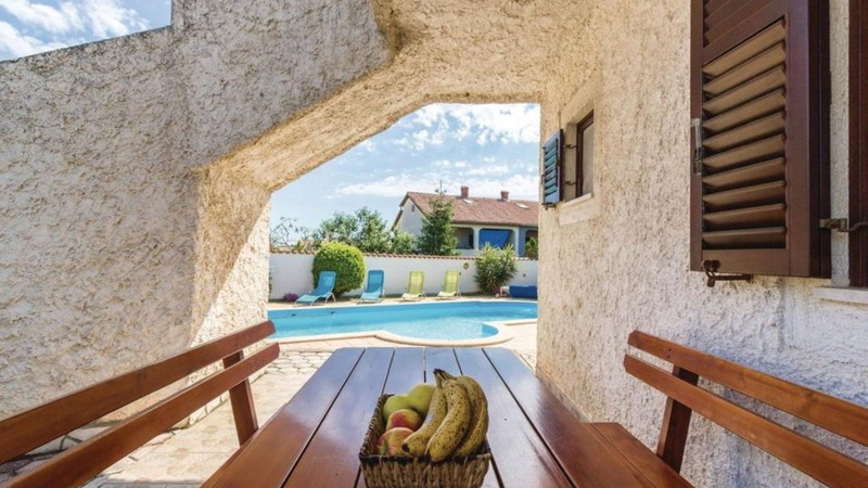 Apartment Biserka 2 with shared pool