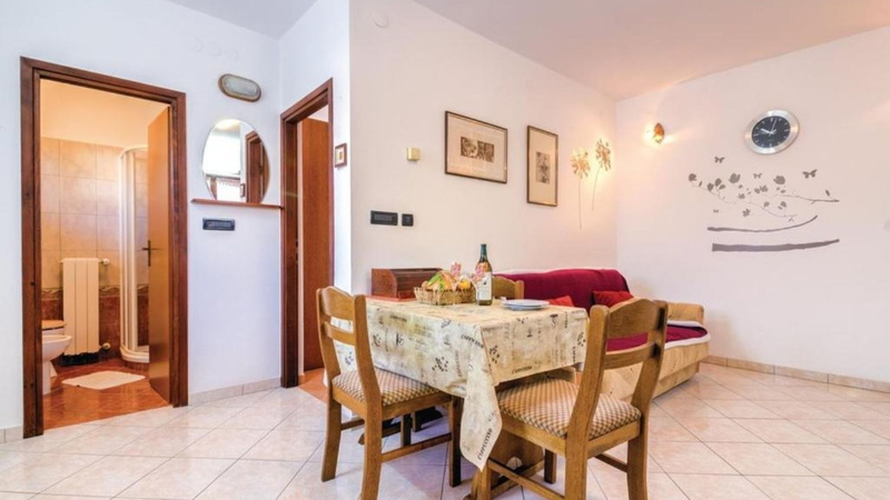 Apartment Biserka 2 with shared pool