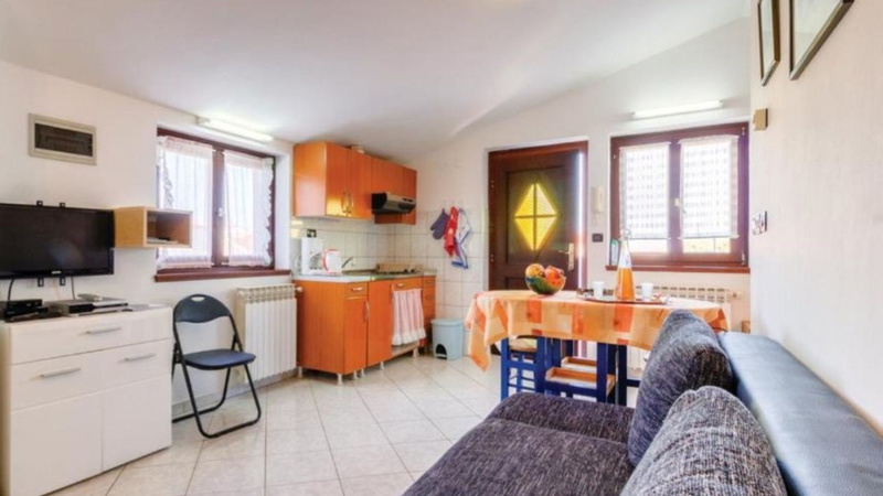 Apartment Biserka 2 with shared pool