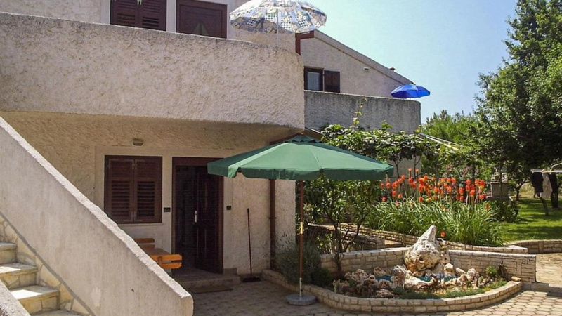 Apartment Biserka 2 with shared pool